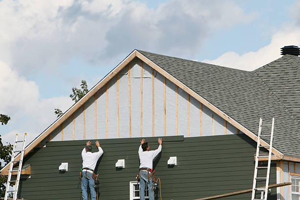 Professional Siding Contractor technician working in Huntington, TX